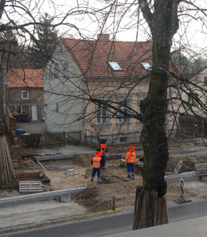 heute früh vor Haus Nr. 85 Foto von der anderen Straßenseite, Einfahrt Nr. 85 - heute früh
