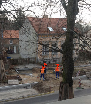 Foto von der anderen Straßenseite, Einfahrt Nr. 85 - heute früh