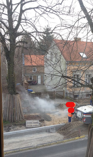 Schneiden von Granitborden mit Staub an der Linde 74 heute Foto vom Schneiden der Granitborde an der Linde Nr. 74 ist zu sehen - heute früh.