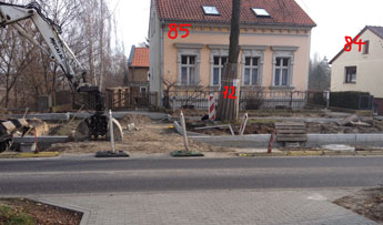 Foto von der Straße mit Einfahrt und gegenüber ist zu sehen - heute.