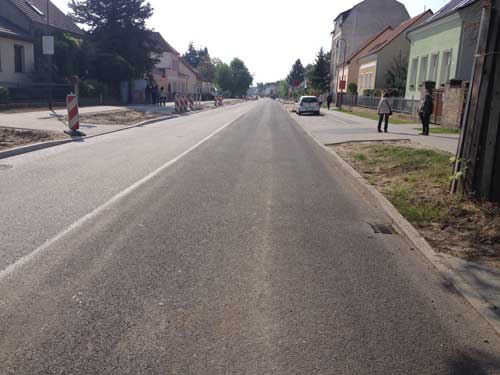 Foto von der Straße nach den Straßenbaumaßnahmen ist zu sehen - heute früh.