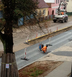 Foto von Arbeiter mit Gasflasche auf neuer Straße heute früh Foto von Arbeiter mit Gasflasche auf neuer Eisenbahnstraße ist zu sehen - heute früh.