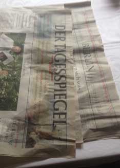Foto von einer nassen Zeitung ist zu sehen