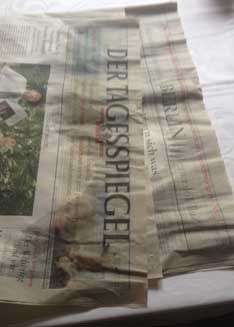 Foto vom nassen Tagesspiegel vom 28.Juli 2014 Foto von einer nassen Zeitung ist zu sehen