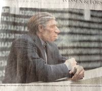 Blick auf Zeitungsfoto mit Mann heute Foto von Neandertaler mit modernen Klamotten ist zu sehen - heute.