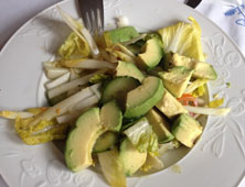 Blick auf Teller heute Foto von Teller mit Salat ist zu sehen - heute.