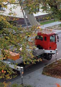 Foto von einem Hubgerät in der Einfahrt Eisenbahnstrasse 133 ist abgebildet. Foto von der Einfahrt mit groĂem Hubgerät ist zu sehen