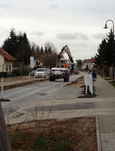 Foto von Bagger auf Straße ist zu sehen - heute.