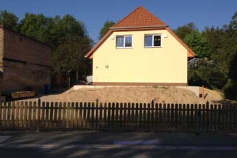 Eisenbahnstraße 131 Foto von dem neuen Einfamilienhaus aus Beton in der Straße ist zu sehen - heute.