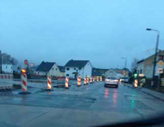 Foto der Minibaustelle in der Straße am Abzweig