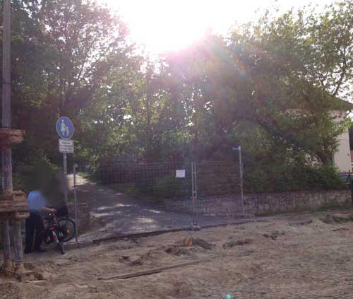 Foto von einem Mann mit Fahrrad, der versucht, durch die Sperre auf den Marienweg zu gelangen. title=