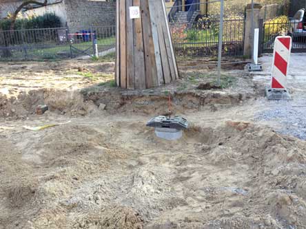 heute am Abend der Schacht vor der Linde 105. Ende der Baggeraktionen? Foto von einem Schacht inaufgewühltem Sand vor einem Baum.