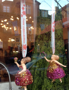 Foto von Schaufenserdeko heute Foto von Deo im Schaufenster ist zu sehen - heute.