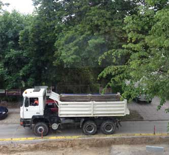 Foto von einem großen LKW unter dem Baum Nr. 74 title=