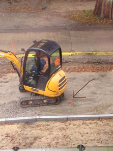 Foto von kleinem Bagger auf der Baustraße.