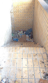 Foto von Müll neben dem Bahnsteig heute Foto von Müll am Bahnhof ist zu sehen - heute.
