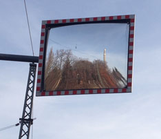 Foto von Spiegel auf Bahnsteig ist zu sehen - heute.