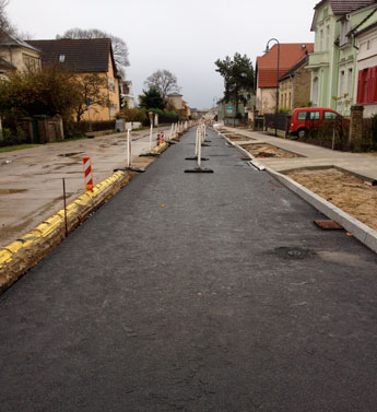 Blick auf Asphaltstraße - neu -, heute Foto von der Baustraße mit der Asphaltschicht - heute.