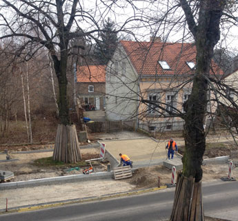 Einfahrt Hausnr. 85 heute Foto von er Eifnahrt Hausnr. 86 gegenüber ist zu sehen - heute.