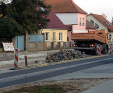 Höhe Nr. 83 LKW heute Foto von Baustelle und einem LKW, der Granitpflaster abkippt ist zu sehen - heute Mittag.