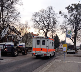 Foto vom Bagger und Krankenwagen ist zu sehen - heute früh.