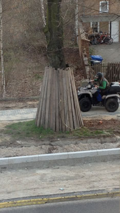 heute früh auf dem Fußweg Foto von einem Fahrgerät auf dem Fußweg - heute früh gesehen.