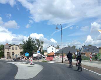 Foto von der Strasse an der Gabelung ist zu sehen