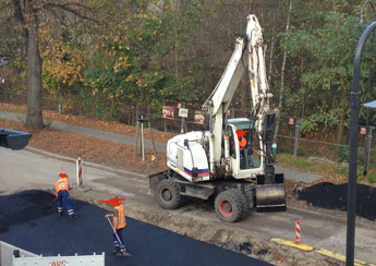 Blick auf Bagger und Asphalt heute Mittag Foto von Bagger und Asphalt und Mitarbeitern von Eurovia vor unserem Haus - heute Mittag.