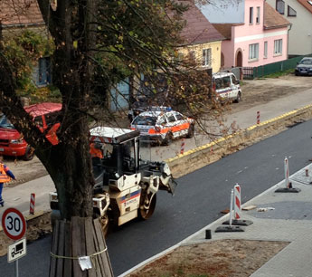 Blick auf Bagger und Walze und Autos heute Mittag Foto von Bagger und Autos und Walze und Mitarbeitern von Eurovia alles zusammen - heute Mittag.
