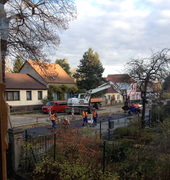 Blick auf Baustraße mit Arbeitern - heute Foto von der Baustraße mit Euroviamitarbeitern - heute.