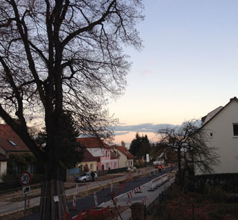 Blick auf Baustraße mit Arbeitern - heute Foto von der Baustraße mit Euroviamitarbeitern - heute.