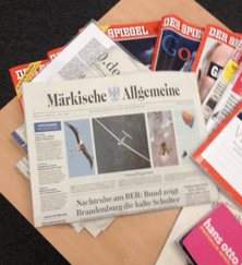 Foto von Zeitungen - heute Foto von Zeitungen auf einem Tisch.