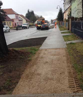 wassergebundene Decke mit frischen Spuren Foto Fußweg Hausnr. 132