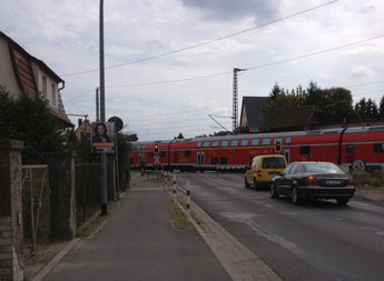 Foto: Blick auf Schranke.