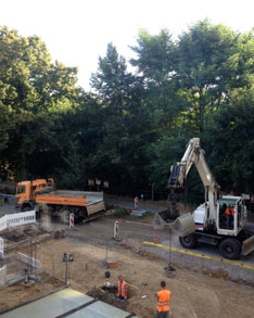 Bagger heute früh mit Betonring vor dem Haus ist zu sehen.