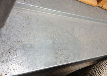 Fensterblech - Steinstaub aktuelles Foto von einem verstaubten Fensteblech ist zu sehen.