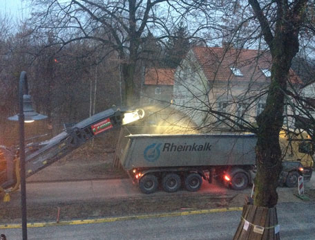 Foto von Fräse und LKW ist zu sehen - heute.