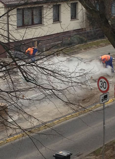 heute früh auf der anderen Seite Höhe Nr. 84 Foto von der anderen Straßenseite, Einfahrt Höhe Nr. 84 - heute früh