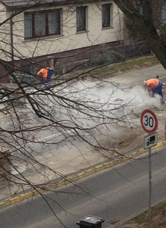 Foto von der anderen Straßenseite, Einfahrt Höhe Nr. 84 - heute früh