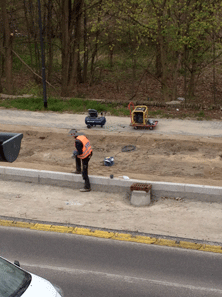 Foto von Arbeiter heute. Foto von einem Arbeiter, der an den Granitborden schleift - heute.
