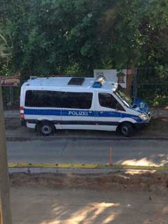Foto von Polizeiauto vor dem Haus bei uns title=