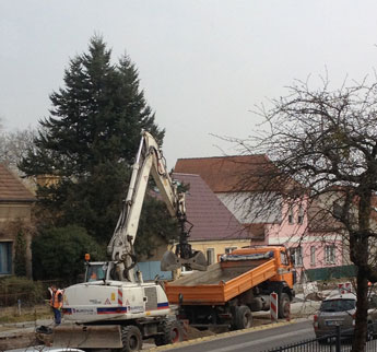 Einfahrt Hausnr. 85 heute Foto vom Bagger und LKW ist zu sehen - heute Mittag.
