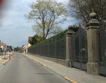 heute Richtung Bahnhof Höhe Nr. 51 Foto von der Baustellenstraße - Blick in Richtung Bahnhof rechts Hausnr. 51.