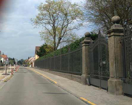 Foto von der Baustellenstraße - Blick in Richtung Bahnhof rechts Hausnr. 51.