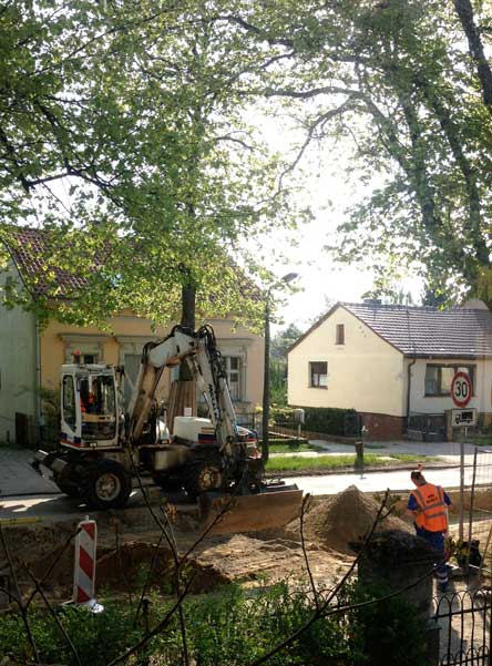 Foto: auf der Eisenbahnstraße in unserer Einfahrt ist wieder der Bagger da.title=