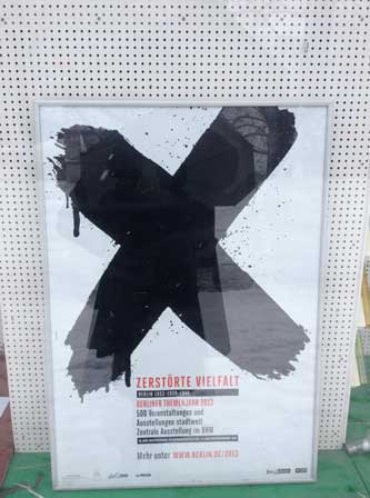 Foto von einem Plakat über eine aktuelle Ausstellung in Berlin