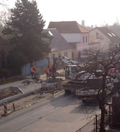 Foto von der anderen Straßenseite, Einfahrt Höhe Nr. 85 - heute früh