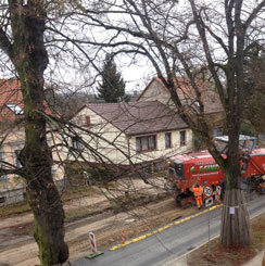 Foto von Fräse auf der Straße ist zu sehen - heute.