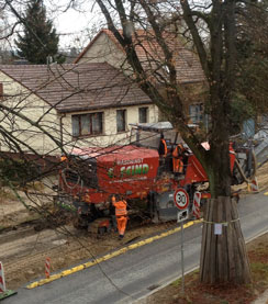 Foto von Fräse auf der Straße ist zu sehen - heute.