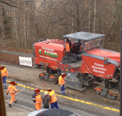 Foto von Fräse auf der Straße ist zu sehen - heute.